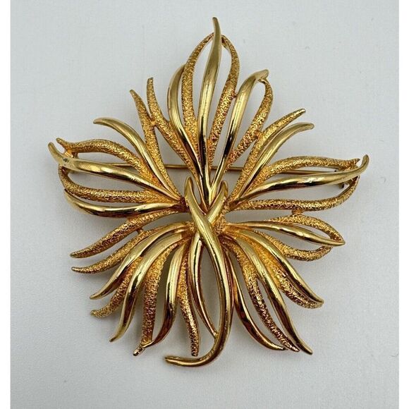 Monet Signed Gold Tone Textured Abstract Leaf Vintage Brooch Pin Jewelry - Picture 1 of 7